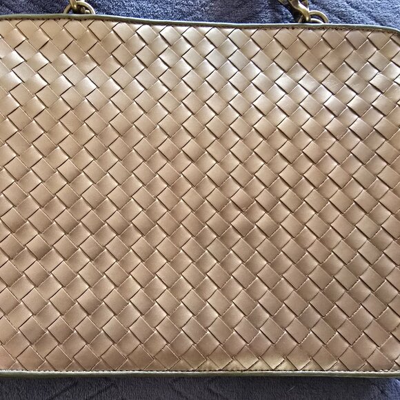 Authentic Bottega Veneta Flat Shoulder Bag - Golden Metallic Intrecciato Leather - Picture 9 of 16
